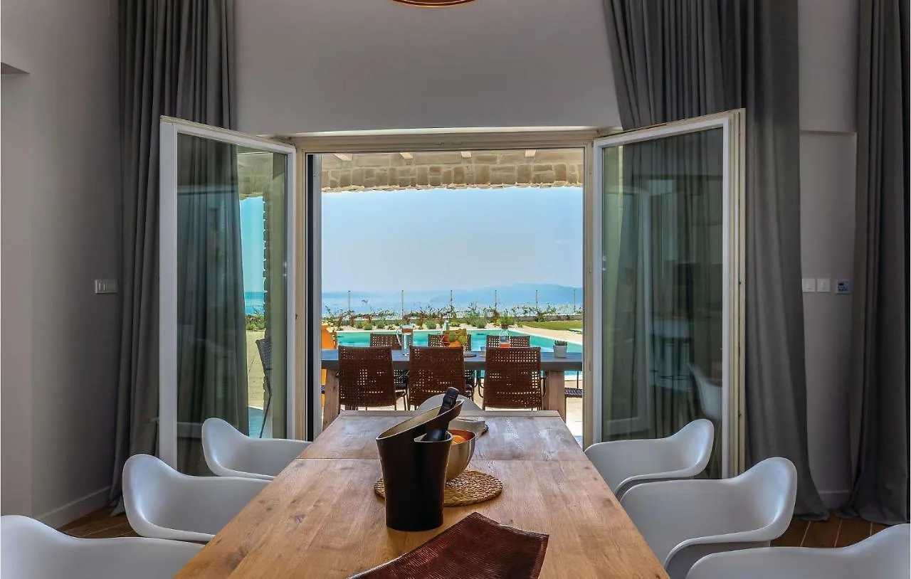 Four-Bedroom Holiday Home In Veprinac Croazia